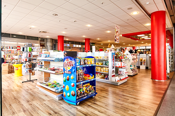 Innenansicht des modernisierten Duty-free-Shops am Flughafen Paderborn/ Lippstadt mit digitalem Kassensystem und modernen Verkaufsterminals.