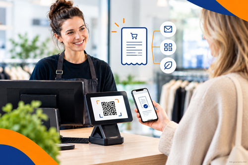Eine lächelnde Kassiererin im Einzelhandel bietet einer Kundin den digitalen Kassenbon (eBon) an. Die Kundin scannt einen QR-Code am Kundendisplay der POSMAN-Kasse mit ihrem Smartphone.