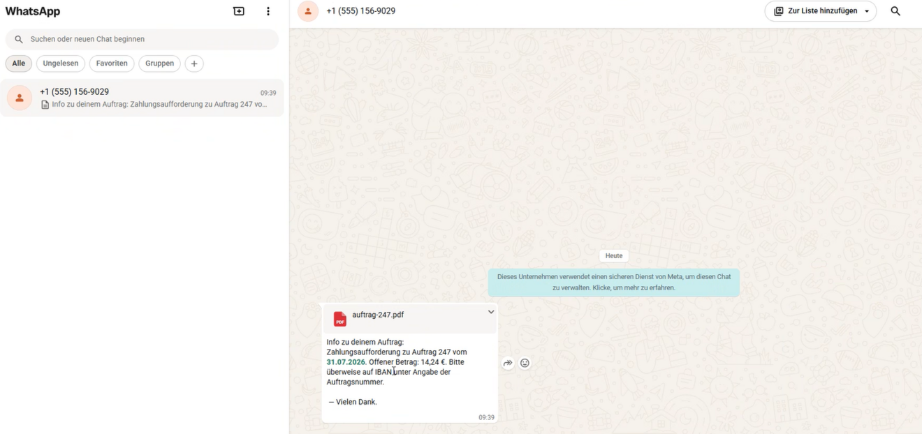 Geöffneter WhatsApp-Chat mit empfangener Zahlungsaufforderung, dynamisch gefüllten Auftragsdaten und angehängtem Beleg als PDF-Datei.
