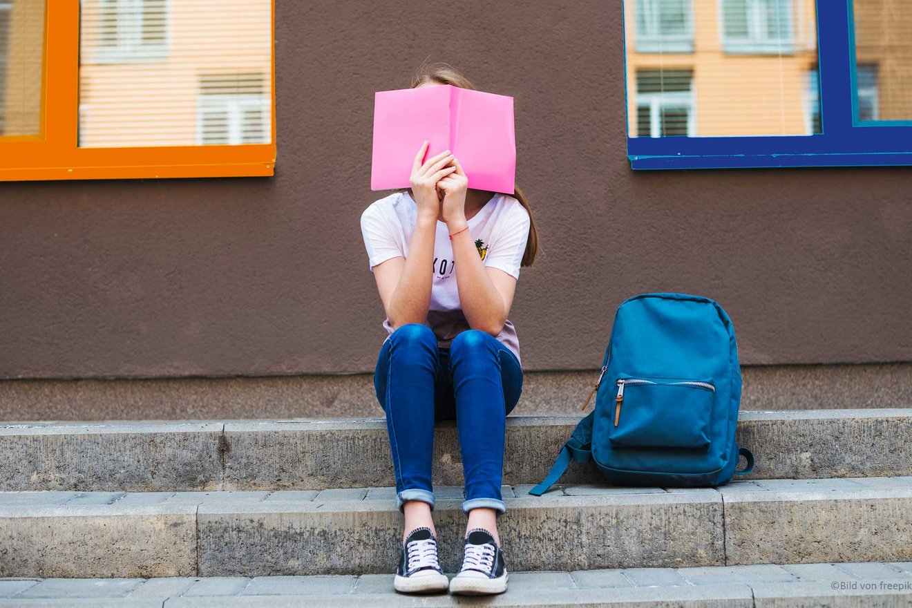 Junge Frau mit nachdenklichem Blick; Symbolisiert Studienabbrecherin, die einen Neuanfang wagt.