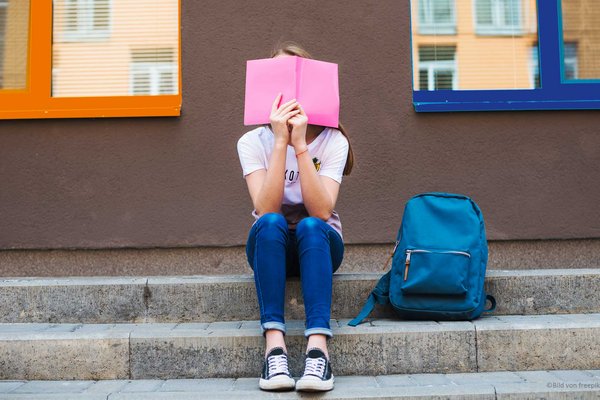 Junge Frau mit nachdenklichem Blick; Symbolisiert Studienabbrecherin, die einen Neuanfang wagt.