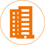 Orangefarbenes Icon eines modernen Bürogebäudes (Skyscraper) in einem Kreis – Symbol für komplexe Konzernstrukturen.