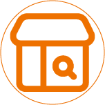 Orangefarbenes Icon eines Ladengeschäfts mit einer Lupe in einem Kreis – Symbol für die Standortsuche und Analyse im Filialmanagement.